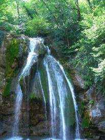 Водопад из скалы у храма Сергия Радонежского