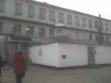 К главе 10 части 2. Справа белая стена, из которой достали пули. Слева от входа в КПП шлюз.