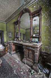 Разгромленный будуар