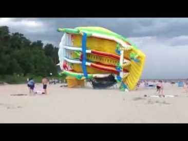 Ветер опрокинул надувную горку